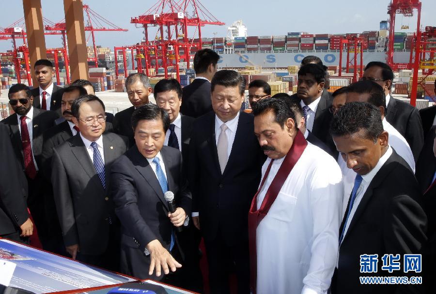 9月17日，國(guó)家主席習(xí)近平在斯里蘭卡總統(tǒng)拉賈帕克薩陪同下，考察中斯重要合作項(xiàng)目&mdash;&mdash;科倫坡港南集裝箱碼頭。 新華社記者 鞠鵬 攝
