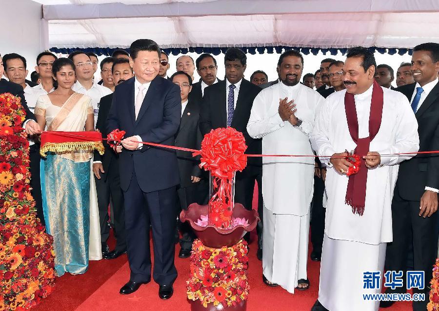9月17日，國(guó)家主席習(xí)近平在斯里蘭卡總統(tǒng)拉賈帕克薩陪同下考察中斯港口合作項(xiàng)目。這是習(xí)近平和拉賈帕克薩為港口城開工剪彩。 新華社記者李濤 攝