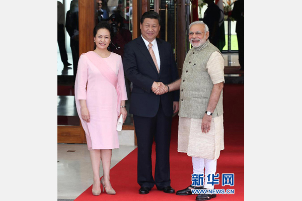9月17日，國家主席習近平在古吉拉特邦艾哈邁達巴德會見印度總理莫迪。這是會見前，莫迪在習近平下榻的賓館前迎接習近平和夫人彭麗媛。 新華社記者 龐興雷 攝