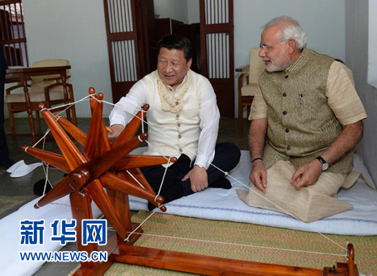 9月17日，國家主席習近平在印度古吉拉特邦進行訪問。印度總理莫迪全程陪同。這是習近平在參觀甘地故居時，親自搖動甘地曾經(jīng)使用過的紡車。新華社記者 馬占成 攝