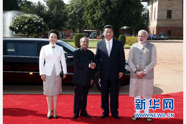 9月18日，國(guó)家主席習(xí)近平出席印度總統(tǒng)慕克吉在總統(tǒng)府舉行的隆重歡迎儀式。這是儀式前，習(xí)近平與慕克吉親切握手。 新華社記者 鞠鵬 攝