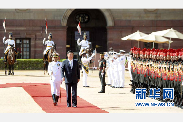 9月18日，國(guó)家主席習(xí)近平出席印度總統(tǒng)慕克吉在總統(tǒng)府舉行的隆重歡迎儀式。 新華社記者 張鐸 攝