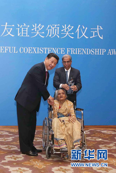 9月19日，國家主席習(xí)近平在新德里會見印度友好人士、友好團(tuán)體代表，并頒發(fā)和平共處五項(xiàng)原則友誼獎，表彰他們長期致力于中印友好事業(yè)。新華社記者龐興雷攝 