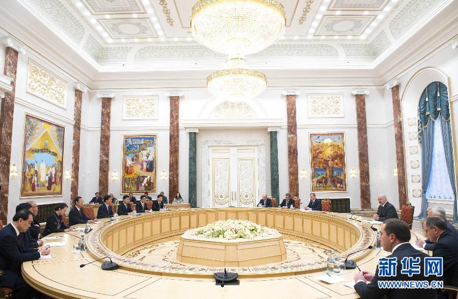 9月26日，應(yīng)邀訪問白俄羅斯的國務(wù)院副總理張高麗在明斯克會見白俄羅斯總統(tǒng)盧卡申科。新華社記者王曄攝 