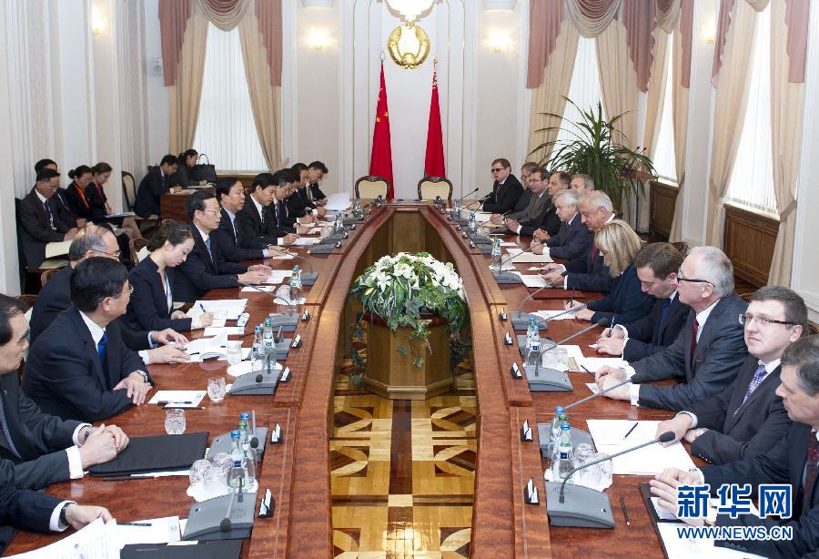  9月27日，應(yīng)邀訪問白俄羅斯的國務(wù)院副總理張高麗在明斯克同白俄羅斯總理米亞斯尼科維奇舉行會談。 新華社記者王曄攝