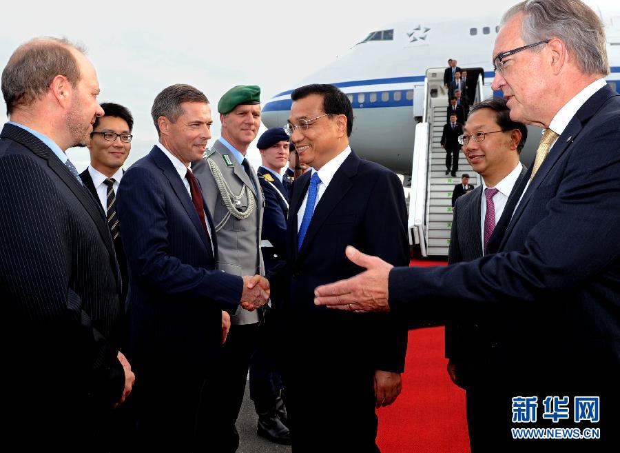 10月9日，國(guó)務(wù)院總理李克強(qiáng)抵達(dá)柏林開始對(duì)德國(guó)進(jìn)行正式訪問。德國(guó)政府高級(jí)官員到機(jī)場(chǎng)迎接。 新華社記者 饒愛民 攝