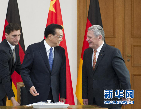 10月10日，國務(wù)院總理李克強在柏林會見德國總統(tǒng)高克。這是李克強總理與高克總統(tǒng)親切交談。 新華社記者 王曄 攝 