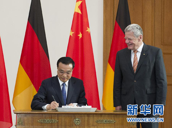10月10日，國(guó)務(wù)院總理李克強(qiáng)在柏林會(huì)見(jiàn)德國(guó)總統(tǒng)高克。這是李克強(qiáng)總理在高克總統(tǒng)的陪同下在貴賓簿上簽字。 新華社記者 王曄 攝 