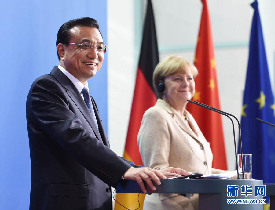 10月10日，國務(wù)院總理李克強(qiáng)在柏林與德國總理默克爾圓滿結(jié)束第三輪中德政府磋商后共同會(huì)見記者。 新華社記者 李學(xué)仁 攝 