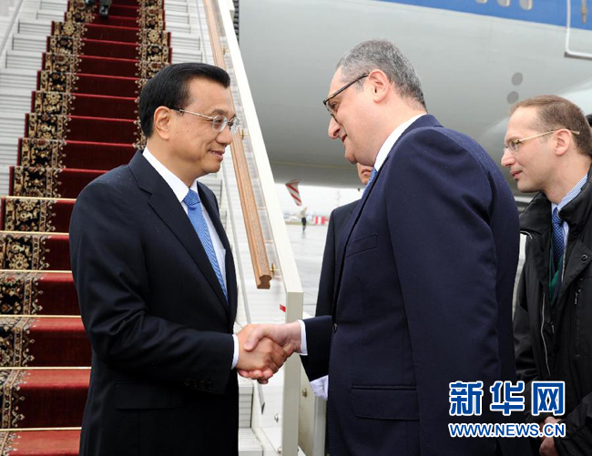 10月12日，中國國務(wù)院總理李克強乘專機抵達莫斯科，開始對俄羅斯進行正式訪問并舉行中俄總理第十九次定期會晤。俄羅斯聯(lián)邦政府高級官員到機場迎接李克強總理。新華社記者 饒愛民 攝
