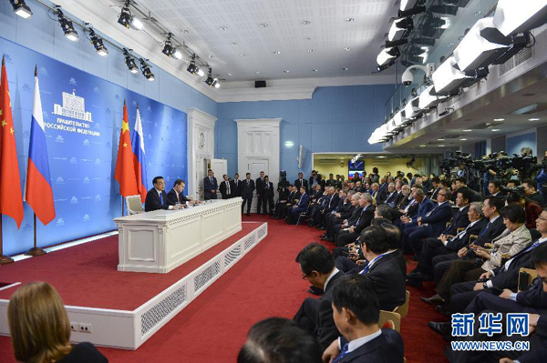 10月13日，國務院總理李克強在莫斯科與俄羅斯總理梅德韋杰夫圓滿結束中俄總理第十九次定期會晤后共同會見記者。 新華社記者李學仁攝