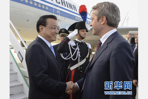 10月14日，國務(wù)院總理李克強乘專機抵達羅馬，開始對意大利進行正式訪問，意大利政府高級官員到機場迎接。 新華社記者李學(xué)仁攝