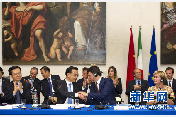 10月14日，中國國務(wù)院總理李克強在羅馬巴爾貝里尼宮與意大利總理倫齊共同會見中意企業(yè)家委員會委員及企業(yè)家代表并致辭。 新華社記者謝環(huán)馳 攝 