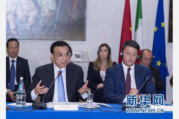 10月14日，中國國務(wù)院總理李克強在羅馬巴爾貝里尼宮與意大利總理倫齊共同會見中意企業(yè)家委員會委員及企業(yè)家代表并致辭。 新華社記者 王曄攝 