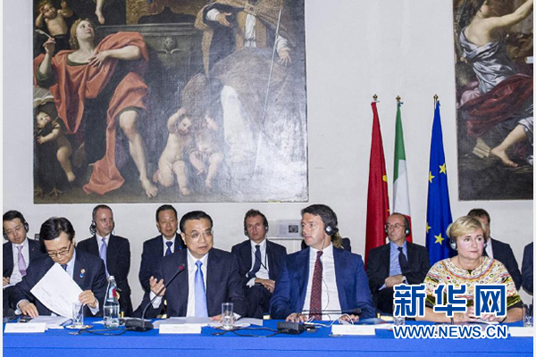 10月14日，中國國務(wù)院總理李克強在羅馬巴爾貝里尼宮與意大利總理倫齊共同會見中意企業(yè)家委員會委員及企業(yè)家代表并致辭。 新華社記者 王曄攝 