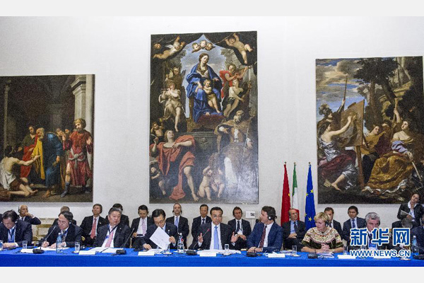 10月14日，中國國務(wù)院總理李克強在羅馬巴爾貝里尼宮與意大利總理倫齊共同會見中意企業(yè)家委員會委員及企業(yè)家代表并致辭。 新華社記者 王曄攝 