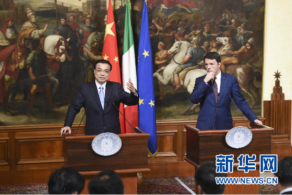 10月14日，國務院總理李克強在羅馬與意大利總理倫齊舉行會談后共同會見記者。 新華社記者 李學仁 攝