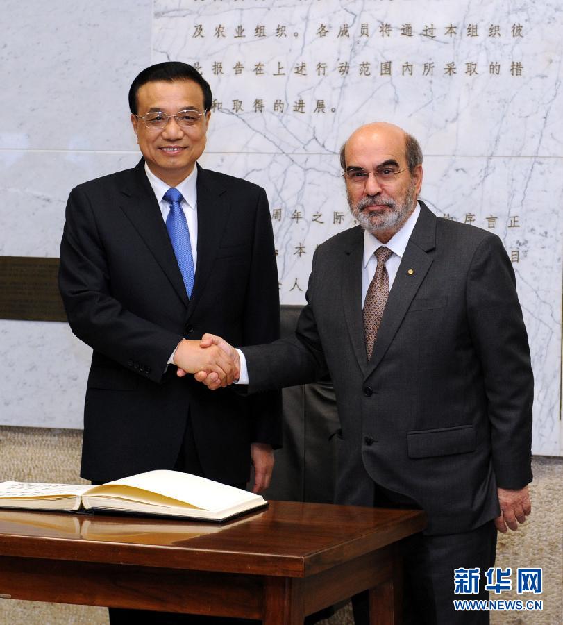 10月15日，中國國務(wù)院總理李克強(qiáng)在羅馬會見聯(lián)合國糧農(nóng)組織總干事格拉齊亞諾。 新華社記者 饒愛民 攝