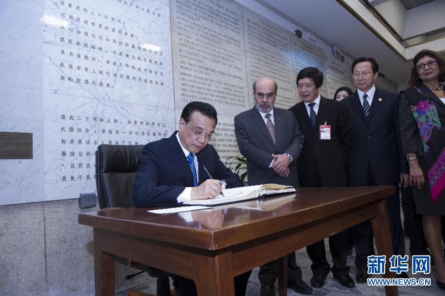 10月15日，中國國務(wù)院總理李克強(qiáng)在羅馬會見聯(lián)合國糧農(nóng)組織總干事格拉齊亞諾。這是李克強(qiáng)抵達(dá)后在貴賓簿上簽字。 新華社記者 王曄 攝