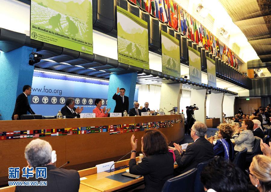 10月15日，中國國務院總理李克強在格拉齊亞諾總干事的陪同下在位于羅馬的聯(lián)合國糧農(nóng)組織總部發(fā)表演講。 新華社記者 饒愛民 攝 
