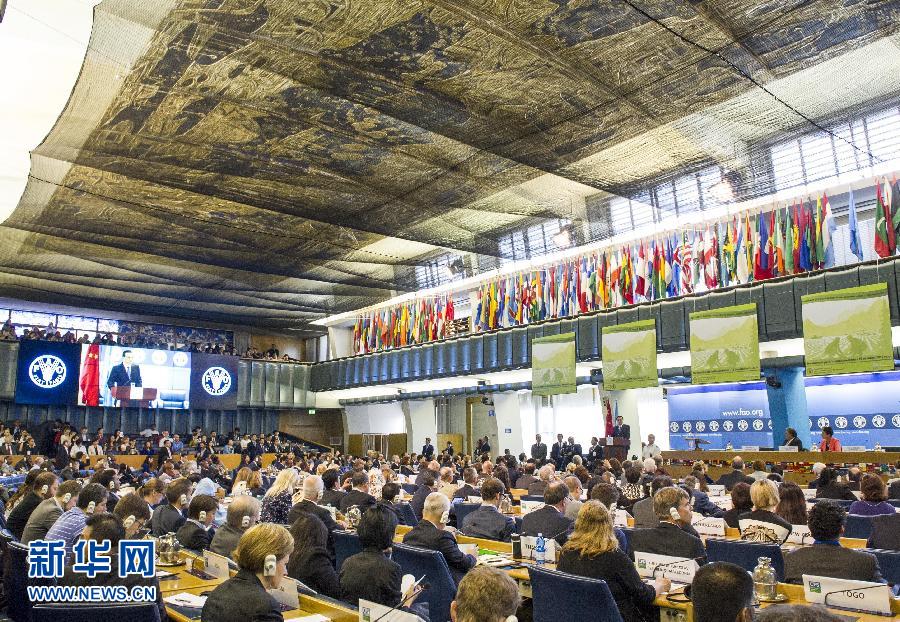 10月15日，中國國務院總理李克強在格拉齊亞諾總干事的陪同下在位于羅馬的聯(lián)合國糧農(nóng)組織總部發(fā)表演講。 新華社記者 王曄 攝 