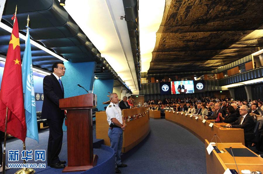 10月15日，中國國務院總理李克強在格拉齊亞諾總干事的陪同下在位于羅馬的聯(lián)合國糧農(nóng)組織總部發(fā)表演講。 新華社記者 饒愛民 攝 