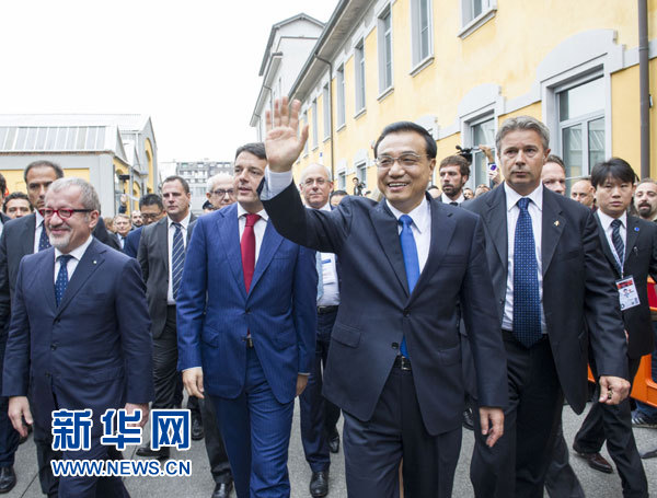 10月16日，中國國務(wù)院總理李克強(qiáng)在米蘭與意大利總理倫齊共同出席第五屆中意創(chuàng)新合作周大會(huì)并致辭。這是李克強(qiáng)抵達(dá)位于米蘭理工大學(xué)的會(huì)場。新華社記者王曄攝