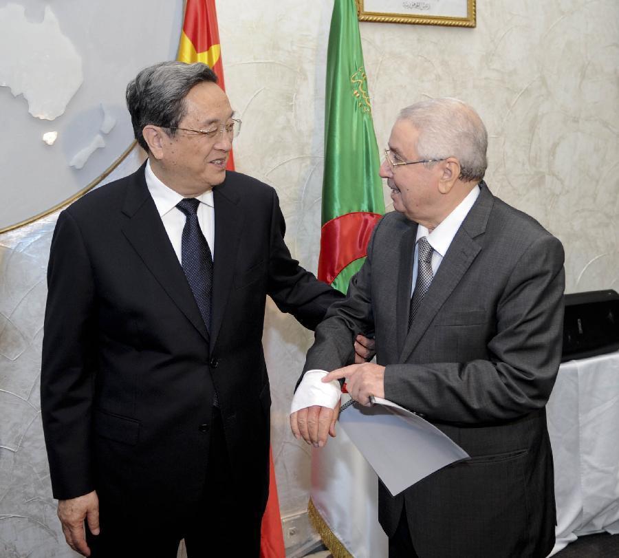 11月1日，正在阿爾及利亞進(jìn)行正式友好訪問的全國(guó)政協(xié)主席俞正聲在阿爾及爾與阿民族院議長(zhǎng)本&middot;薩拉赫舉行會(huì)談。這是俞正聲親切詢問本&middot;薩拉赫的手傷情況。新華社記者 張鐸 攝 