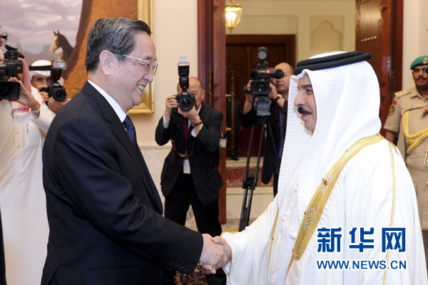 11月6日，正在巴林進(jìn)行正式友好訪問的全國政協(xié)主席俞正聲在麥納麥會見巴林國王哈馬德。 新華社記者 張鐸 攝