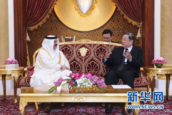 11月6日，正在巴林進(jìn)行正式友好訪問的全國政協(xié)主席俞正聲在麥納麥會見巴林國王哈馬德。 新華社記者 張鐸 攝