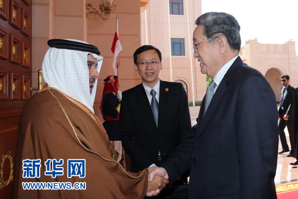 11月6日，正在巴林進(jìn)行正式友好訪問的全國政協(xié)主席俞正聲在麥納麥會見巴林王儲薩勒曼。 新華社記者劉衛(wèi)兵攝