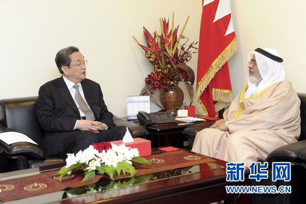 11月6日，正在巴林進(jìn)行正式友好訪問的全國政協(xié)主席俞正聲在麥納麥會見巴林國民議會議長兼眾議長扎赫拉尼。 新華社記者 張鐸 攝