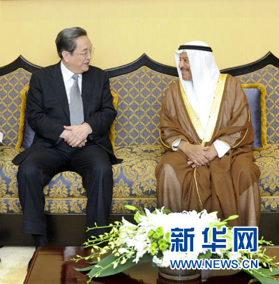 11月6日，正在巴林進(jìn)行正式友好訪問的全國政協(xié)主席俞正聲在麥納麥與巴林協(xié)商會議主席阿里舉行會談。 新華社記者 張鐸 攝