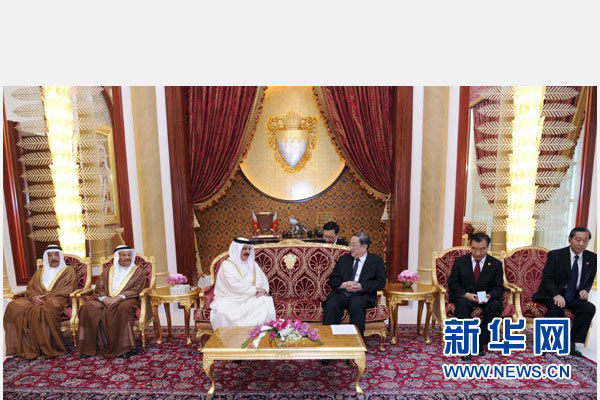 11月6日，正在巴林進(jìn)行正式友好訪問的全國政協(xié)主席俞正聲在麥納麥會見巴林國王哈馬德。 新華社記者 張鐸 攝
