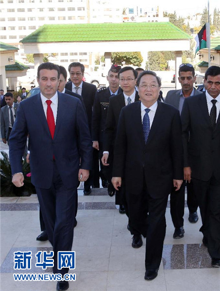 11月9日，正在約旦進(jìn)行正式友好訪問的全國政協(xié)主席俞正聲在安曼會(huì)見約旦眾議院代議長薩法迪。 新華社記者 劉衛(wèi)兵 攝 