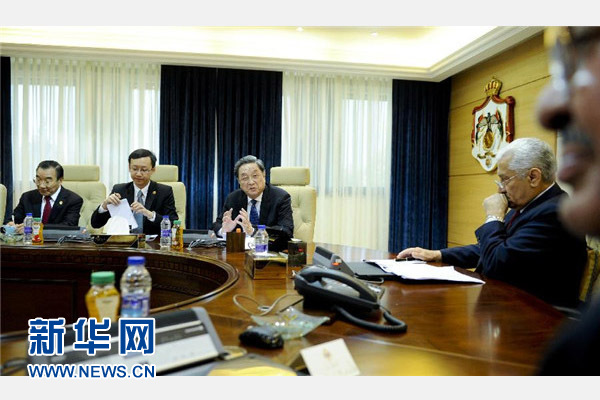 11月9日，正在約旦進(jìn)行正式友好訪問的全國政協(xié)主席俞正聲在安曼會(huì)見約旦首相恩蘇爾。 新華社記者 張鐸 攝 