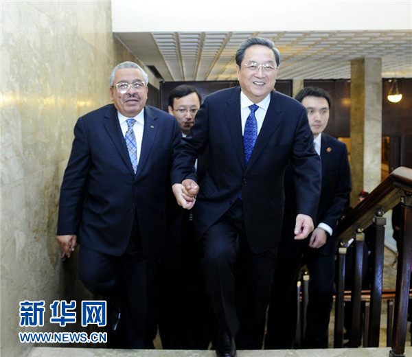 11月9日，正在約旦進(jìn)行正式友好訪問的全國政協(xié)主席俞正聲在安曼與約旦參議長拉瓦比德進(jìn)行會(huì)談。這是會(huì)談前，俞正聲與拉瓦比德攜手步入會(huì)場。新華社記者 張鐸 攝 