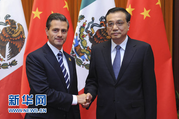 11月11日，國(guó)務(wù)院總理李克強(qiáng)在北京人民大會(huì)堂會(huì)見(jiàn)來(lái)華進(jìn)行國(guó)事訪問(wèn)并出席亞太經(jīng)合組織第二十二次領(lǐng)導(dǎo)人非正式會(huì)議的墨西哥總統(tǒng)培尼亞。新華社記者張鐸攝