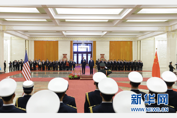 11月12日，國(guó)家主席習(xí)近平在北京人民大會(huì)堂舉行歡迎儀式，歡迎美國(guó)總統(tǒng)奧巴馬對(duì)中國(guó)進(jìn)行國(guó)事訪問(wèn)。 新華社記者 馬占成 攝