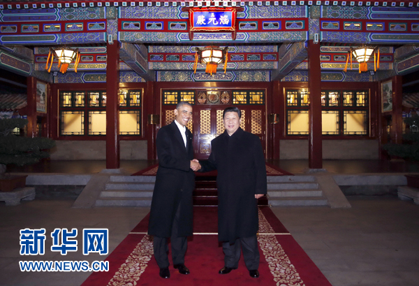 11月11日晚，國家主席習(xí)近平在中南海同美國總統(tǒng)奧巴馬舉行會(huì)晤。這是兩國元首在瀛臺(tái)涵元殿前握手。 新華社記者鞠鵬攝