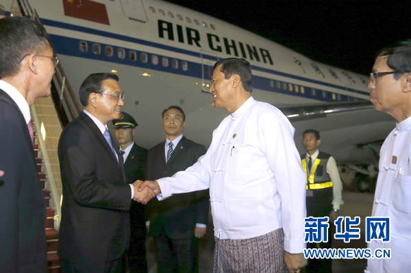 這是李克強(qiáng)在機(jī)場(chǎng)受到緬甸政府高級(jí)官員熱情迎接。新華社記者鞠鵬攝