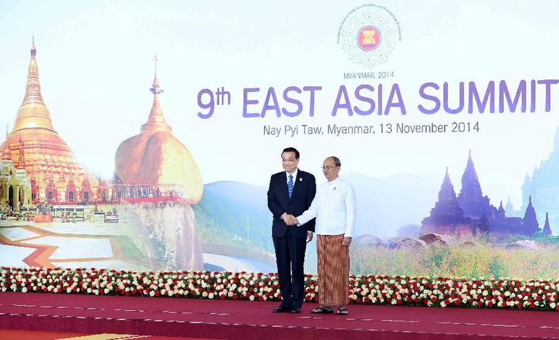 11月13日，中國(guó)國(guó)務(wù)院總理李克強(qiáng)在內(nèi)比都出席第九屆東亞峰會(huì)并發(fā)言。這是峰會(huì)開始前，東盟輪值主席國(guó)緬甸聯(lián)邦共和國(guó)總統(tǒng)吳登盛迎接李克強(qiáng)總理。新華社記者 李濤 攝 