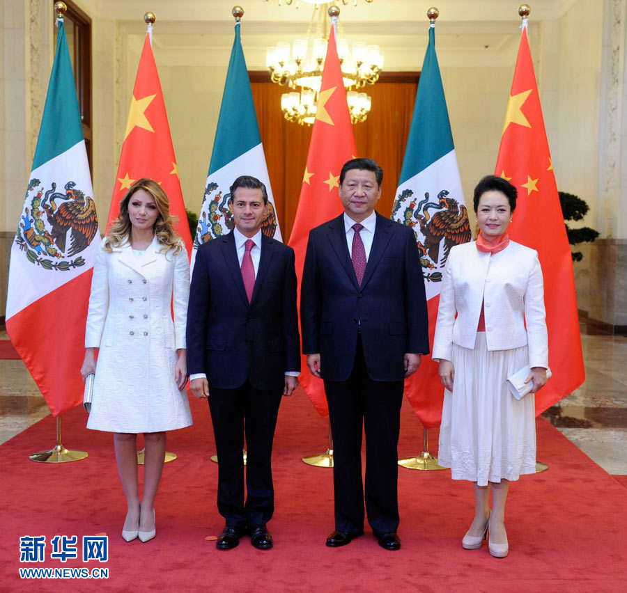 11月13日，國(guó)家主席習(xí)近平在北京人民大會(huì)堂北大廳舉行儀式，歡迎墨西哥總統(tǒng)培尼亞對(duì)中國(guó)進(jìn)行國(guó)事訪問。這是習(xí)近平和夫人彭麗媛同培尼亞夫婦合影。 新華社記者 張鐸 攝