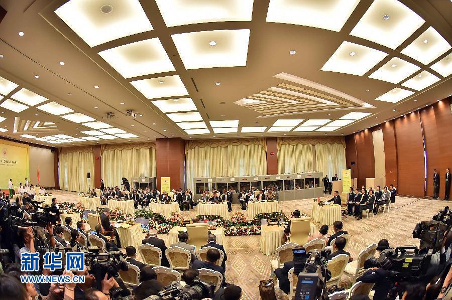 11月13日，中國國務(wù)院總理李克強在緬甸內(nèi)比都出席第17次中國－東盟（10+1）領(lǐng)導(dǎo)人會議。 新華社記者 李濤 攝