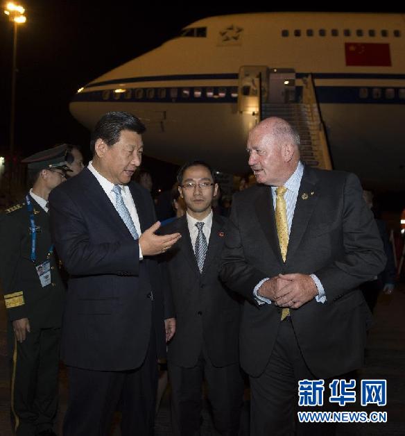 11月14日，中國國家主席習(xí)近平抵達布里斯班，出席二十國集團領(lǐng)導(dǎo)人第九次峰會，并對澳大利亞進行國事訪問。這是習(xí)近平在機場受到澳大利亞聯(lián)邦總督科斯格羅夫的迎接。新華社記者 李學(xué)仁 攝