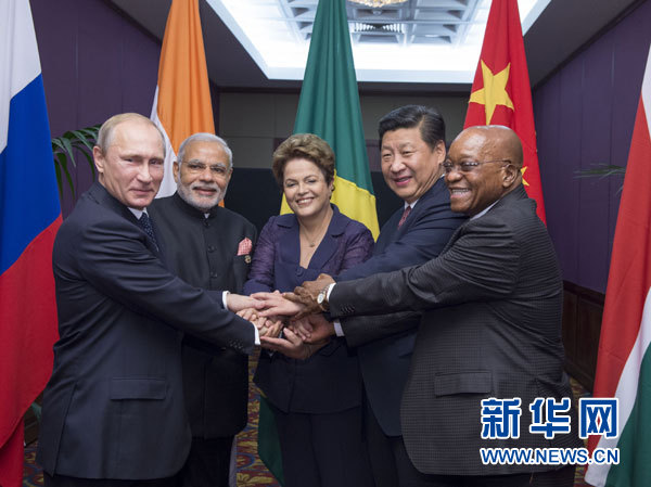 11月15日，金磚國(guó)家領(lǐng)導(dǎo)人非正式會(huì)晤在澳大利亞布里斯班舉行，中國(guó)國(guó)家主席習(xí)近平、巴西總統(tǒng)羅塞夫、俄羅斯總統(tǒng)普京、印度總理莫迪、南非總統(tǒng)祖馬出席。這是五國(guó)領(lǐng)導(dǎo)人在會(huì)晤前合影。新華社記者李學(xué)仁攝