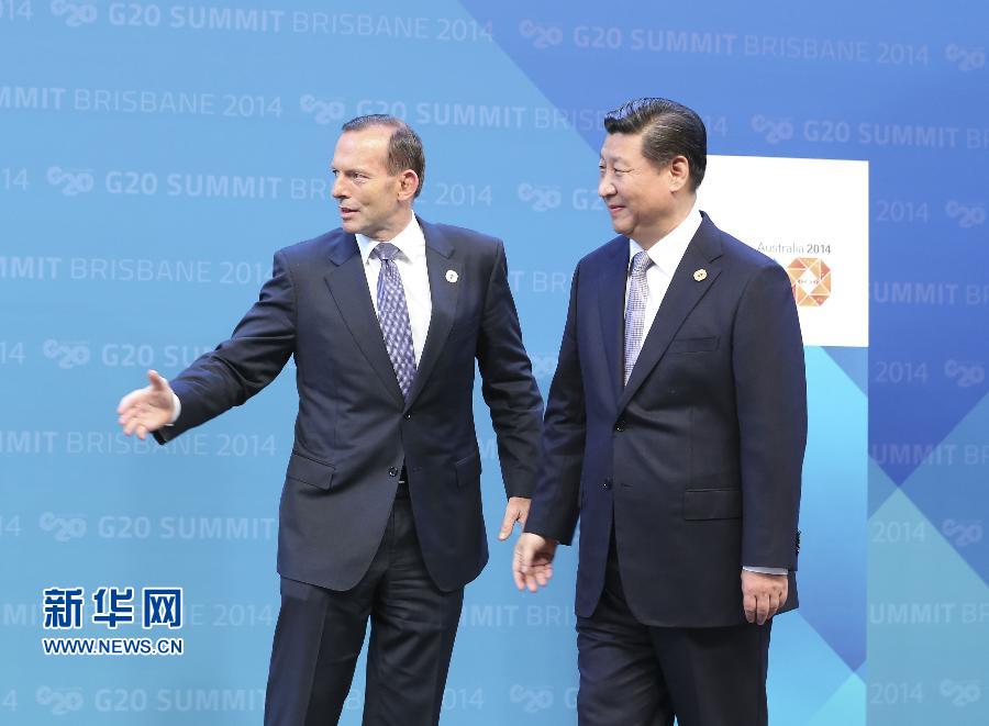 11月15日，二十國集團領(lǐng)導人第九次峰會在澳大利亞布里斯班舉行。國家主席習近平出席會議并發(fā)表題為《推動創(chuàng)新發(fā)展實現(xiàn)聯(lián)動增長》的重要講話。這是澳大利亞總理阿博特迎接習近平主席。 新華社記者 丁林 攝