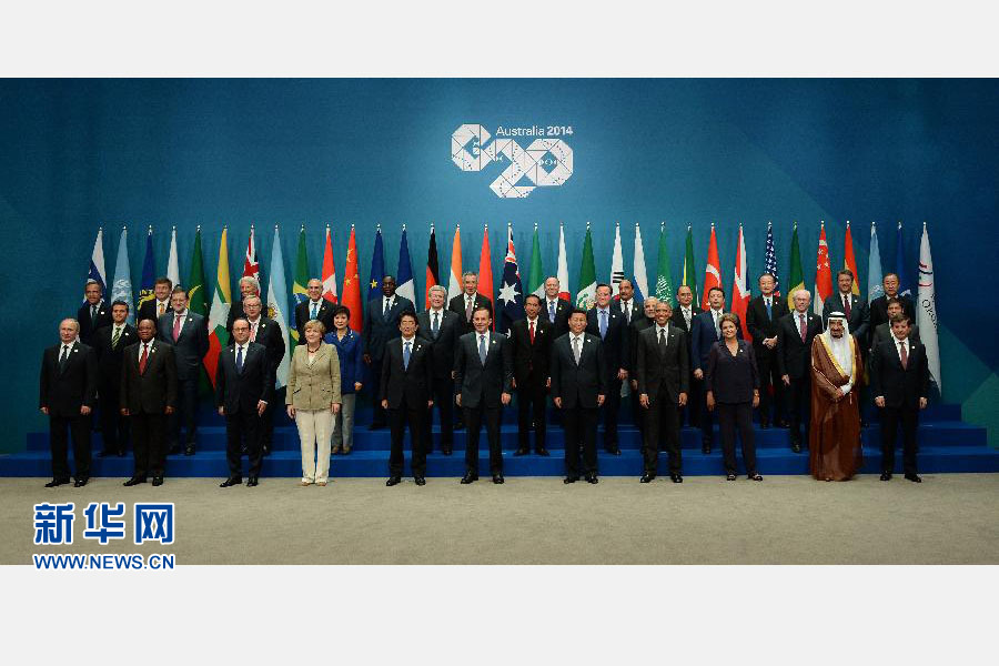 11月15日，二十國集團領(lǐng)導人第九次峰會在澳大利亞布里斯班舉行。國家主席習近平出席會議并發(fā)表題為《推動創(chuàng)新發(fā)展實現(xiàn)聯(lián)動增長》的重要講話。這是習近平主席同與會領(lǐng)導人合影。 新華社記者 馬占成 攝