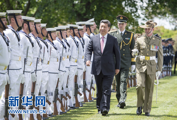 11月17日，中國國家主席習近平在堪培拉會見澳大利亞總督科斯格羅夫。會見前，科斯格羅夫在總督府草坪為習近平舉行隆重歡迎儀式。新華社記者謝環(huán)馳 攝 
