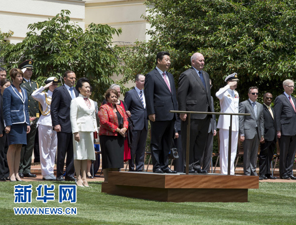 11月17日，中國國家主席習近平在堪培拉會見澳大利亞總督科斯格羅夫。會見前，科斯格羅夫在總督府草坪為習近平舉行隆重歡迎儀式。習近平和夫人彭麗媛抵達時，受到科斯格羅夫總督夫婦熱情迎接。新華社記者李學仁 攝 